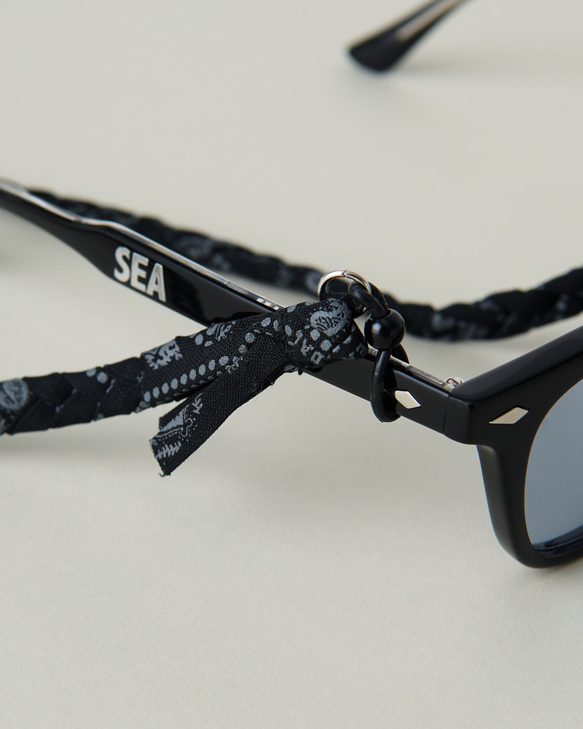 BLACK BANDANA GLASSES STRAP