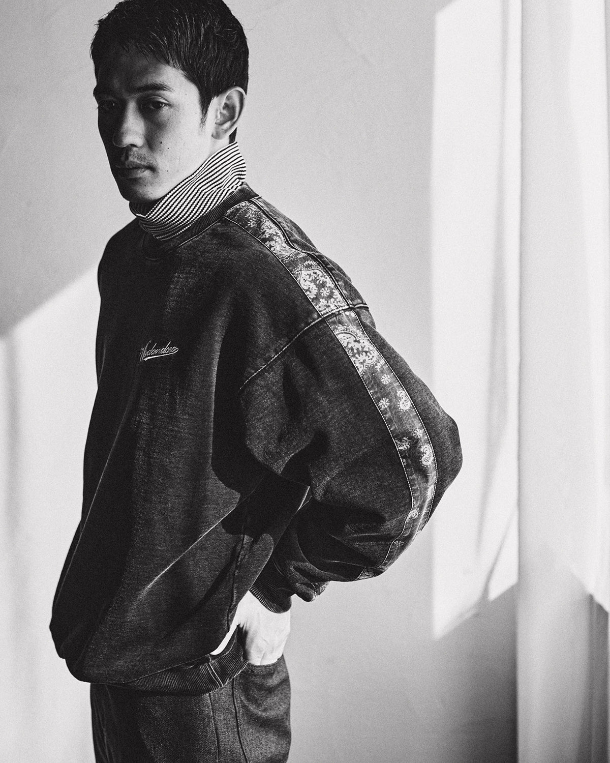 BLACK BANDANA LINE CREW NECK SWEAT