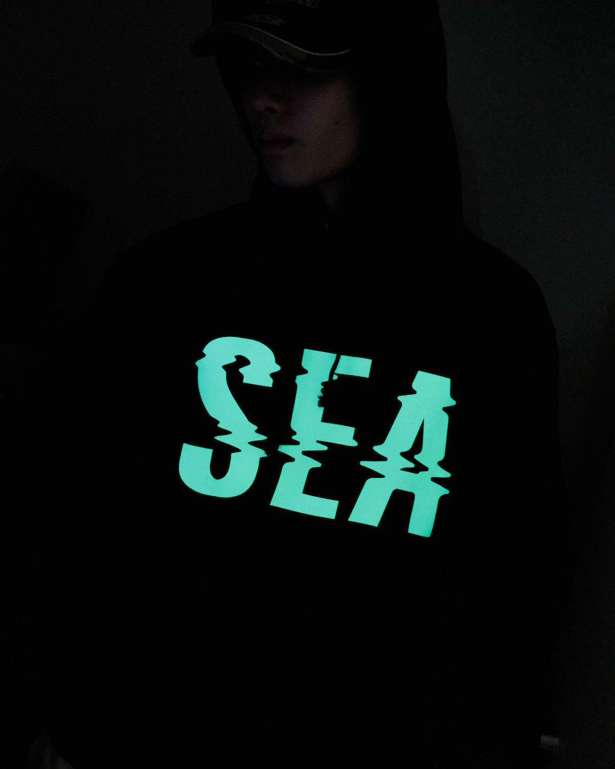 GLOW LOGO HOODED SWEATSHIRT