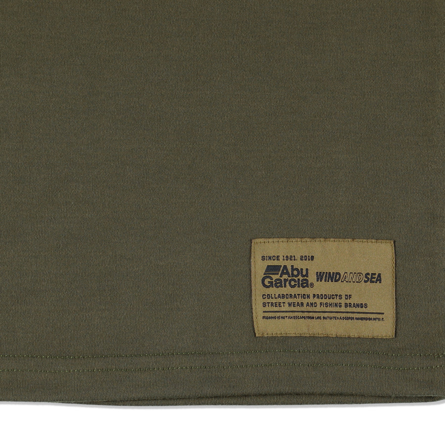 ABU GARCIA X WDS L S TEE OLIVE - Tシャツ