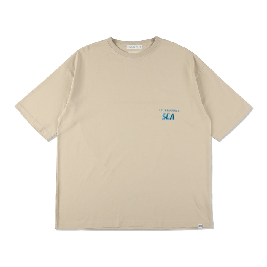 SURROUND x WDS EMBROIDERY LOGO TEE / BEIGE