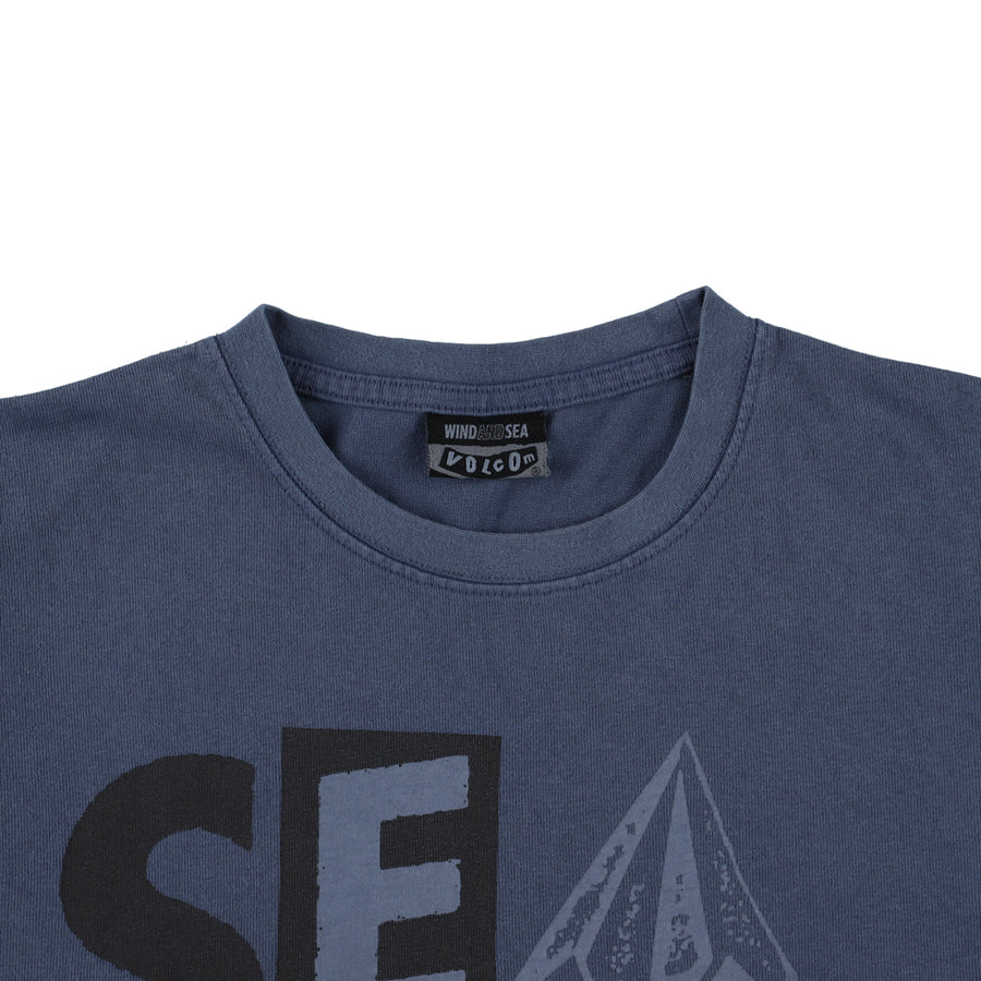 VOLCOM x WDS Collaboration S/S Tee (SEA Stone) / JADE_BLUE