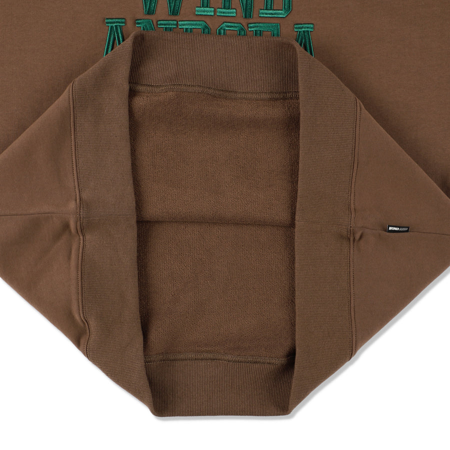 COLLEGE LOGO CREWNECK SWEATSHIRT / BROWN